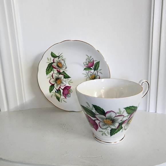 Vintage REGENCY English Bone China Christmas Rose Teacup and Saucer. 1950 - Picture 2 of 8